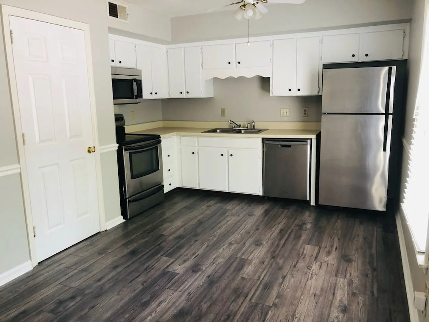 For Lease - 2 Bed, 1.5 Bath, 1300sqft Townhome — Photo 4