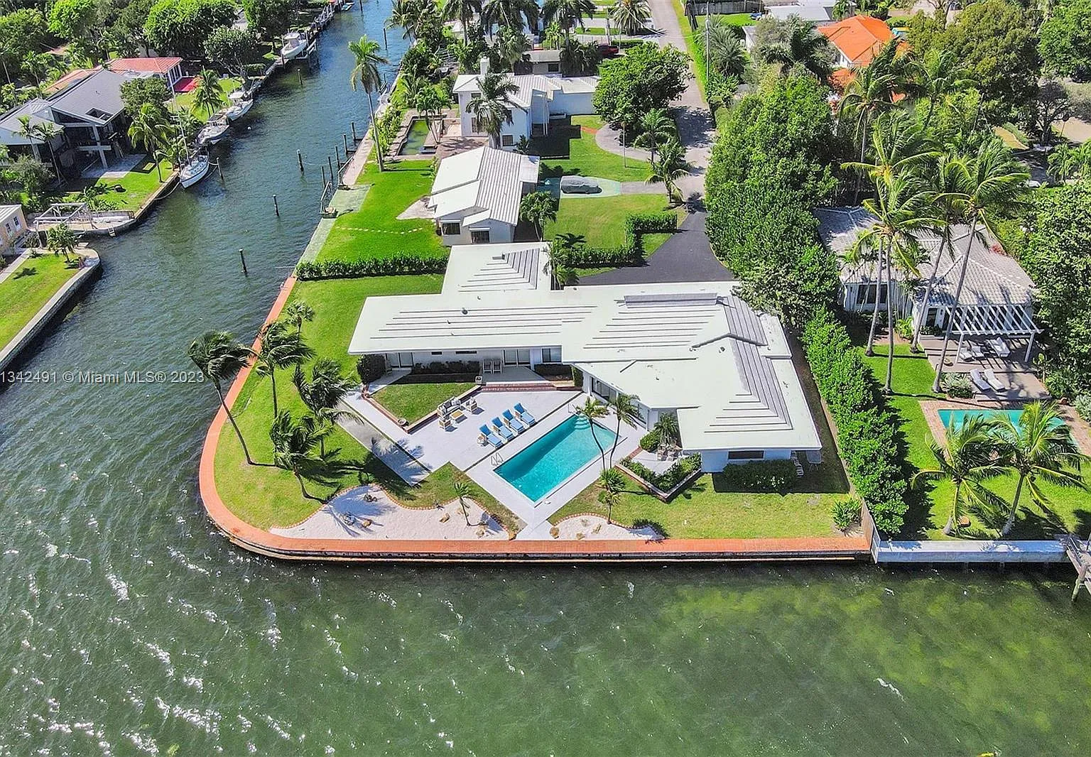 Amd Pl Biscayne Pines — Photo 3
