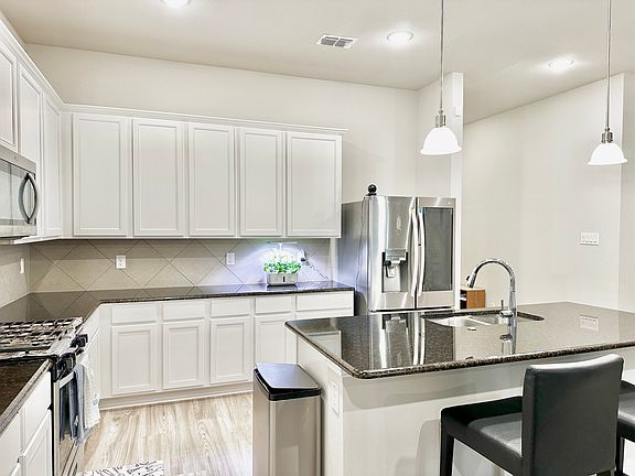 3rd image of 721 Cromwell Dr