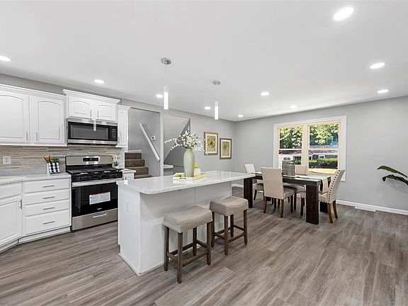 3rd image of 2415 Oakwood Manor Dr
