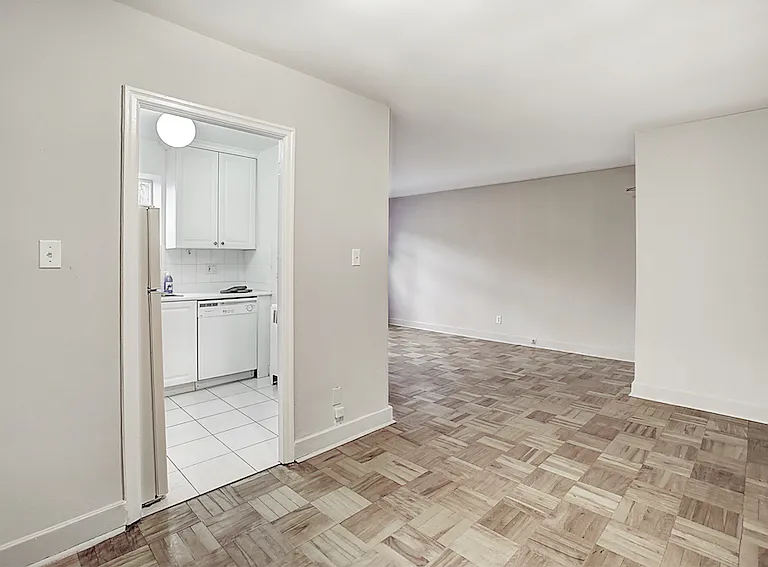 2692 Bloor St W — Photo 4
