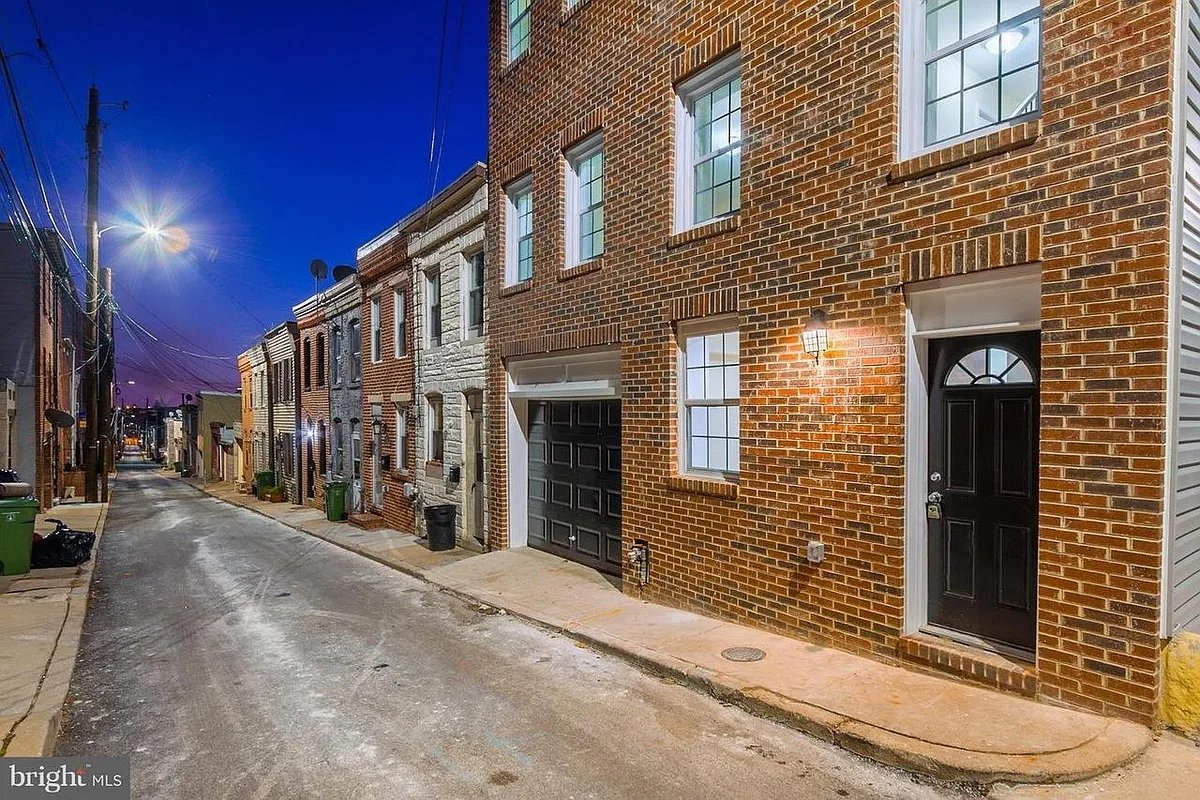 ONE-CAR GARAGE! - 220 S Duncan St