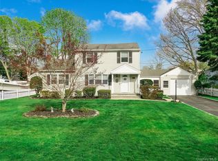 17 Myrtle Ln, East Patchogue, NY 11772
