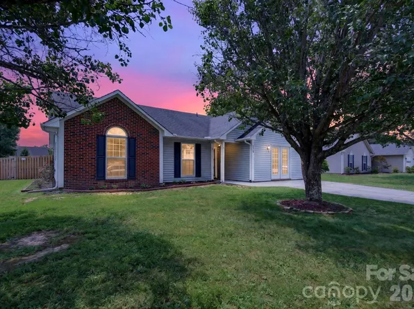 906 Woodhill Dr, Fletcher, NC 28732