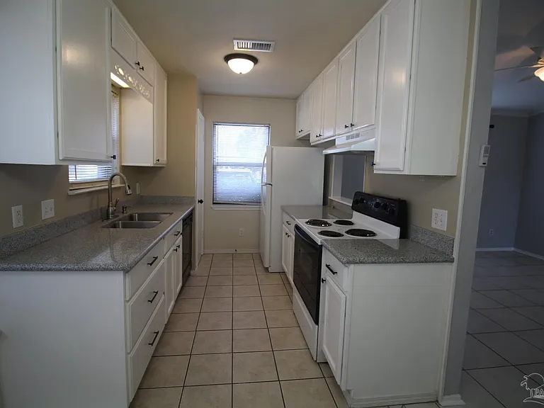 1455 Sanibel Ln — Photo 6