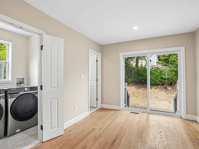 559 Winthrop St — Photo 13
