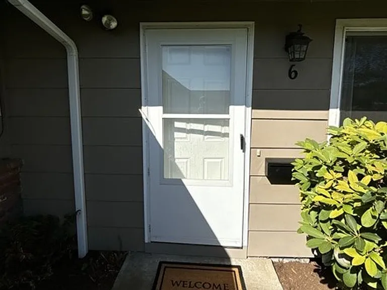 351 Clay St E — Photo 2