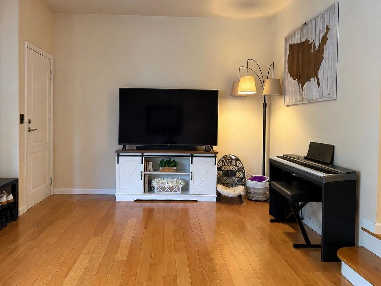 3 bed, 1.0 bath, $2,700 — Photo 4