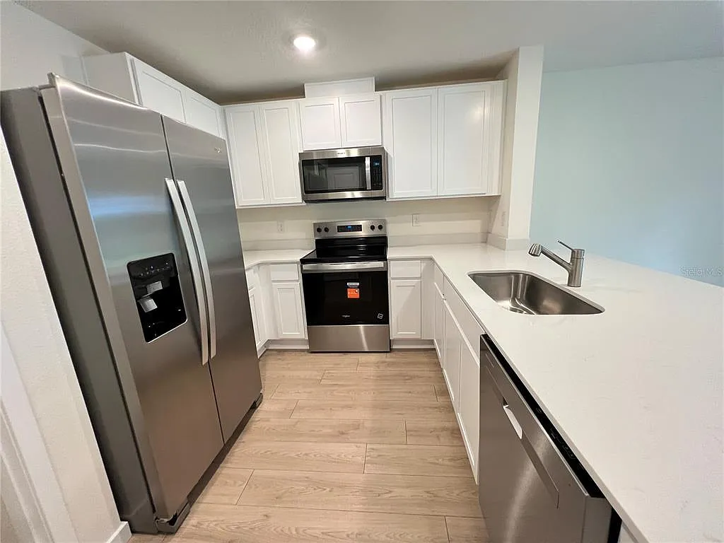 3 bed, 2.5 bath, 1464 sqft, $2,100 — Photo 2