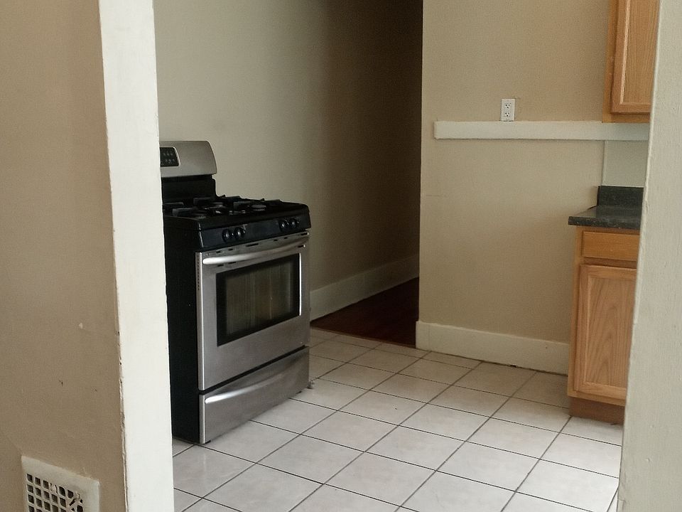 2nd image of 293 Rosewood Ter APT 2