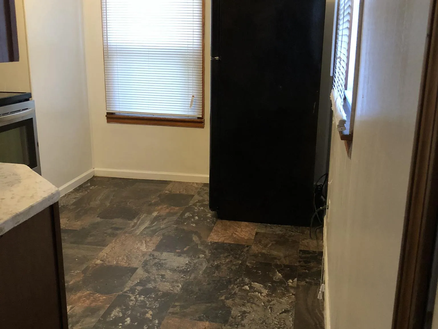 2 bed, 1000 sqft, $1,300 — Photo 3