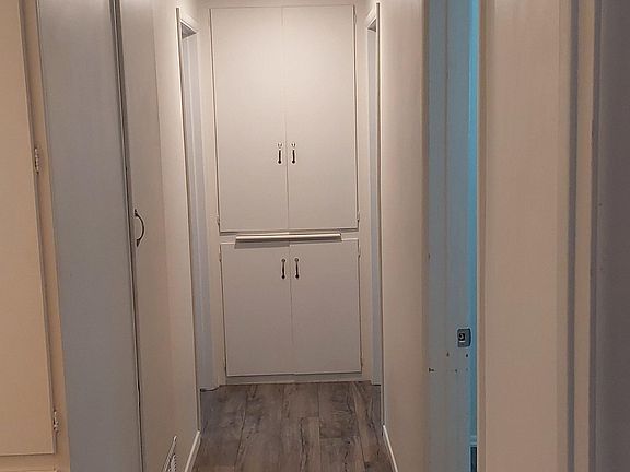 Hallway to bedrooms.