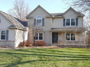 432 River Oaks Dr, Milford, MI 48381