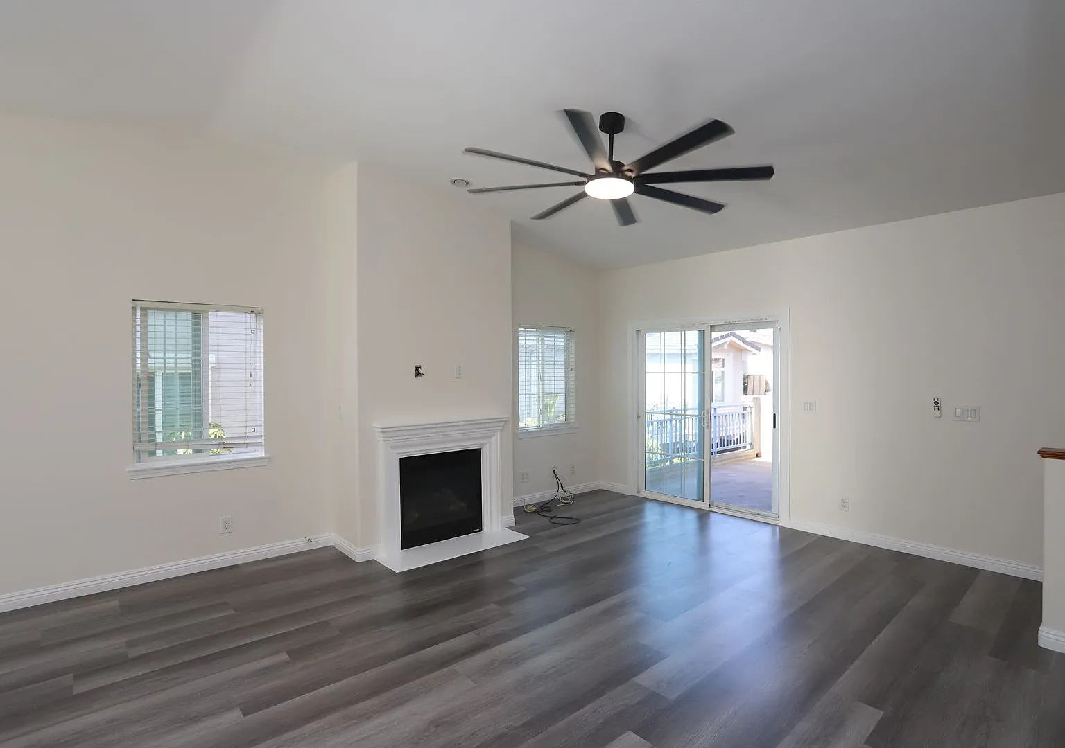 Spacious 3 Bedroom Townhome with a 2 car garage in Signal Hill — Photo 2