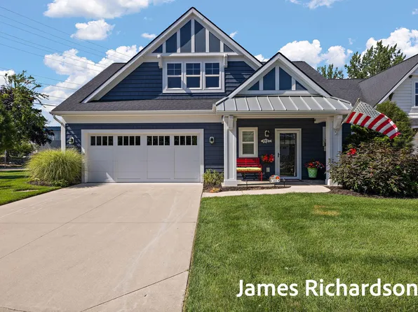 303 Pere Marquette Pl, Grand Haven, MI 49417