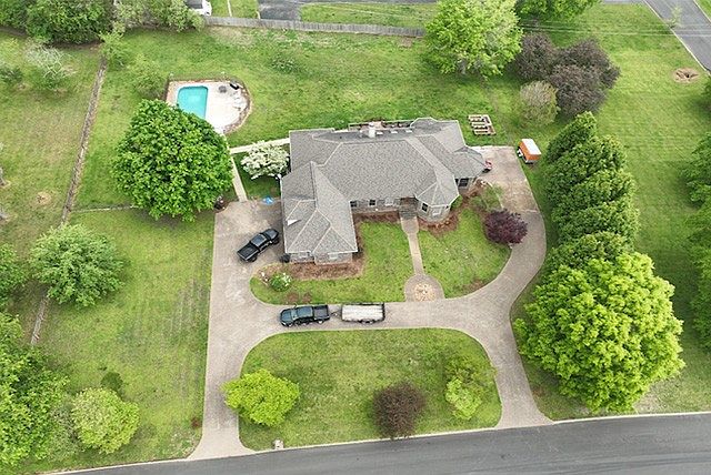 1st image of 1069 Windsor Dr