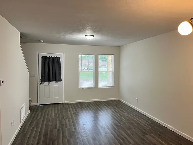 956 Foxwood Ct — Photo 2