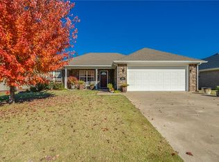 825 Deer Lodge Ct, Siloam Springs, AR 72761