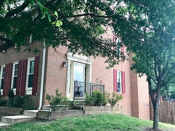 Corner townhouse with front and side yard
