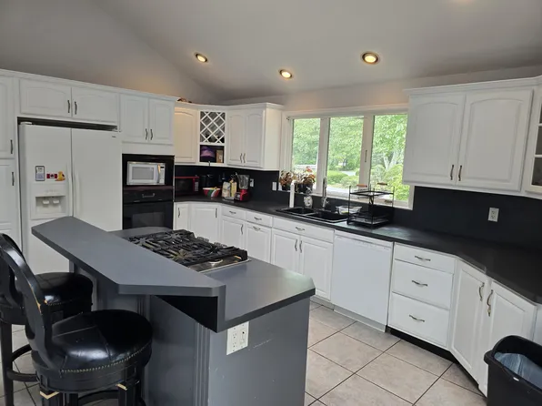 (undisclosed Address), Islip, NY 11751