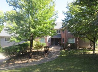 2216 Palmyra Rd, Hannibal, MO 63401