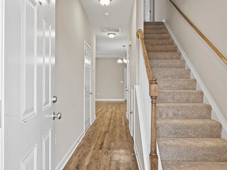 730 Village Creek Dr — Photo 2