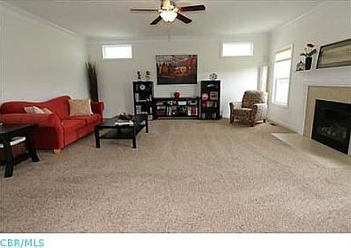 3rd image of 137 Fox Glen Dr E