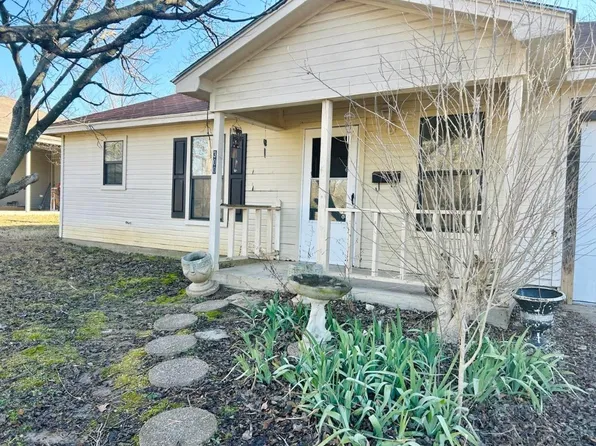 300 Smith St, Bonham, TX 75418