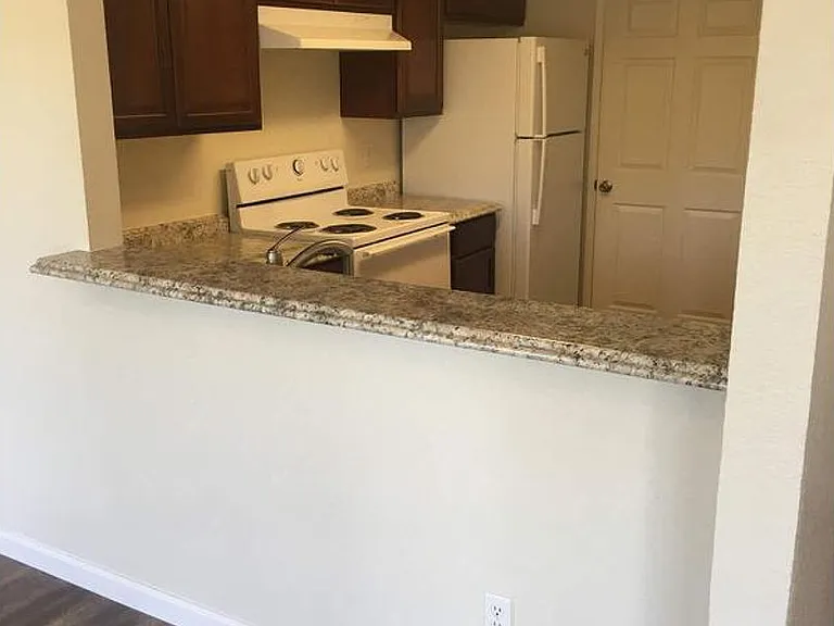 West Pointe Apartments — Photo 16