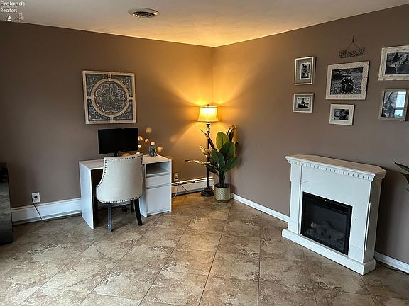 2nd image of 2819 Hinde Ave