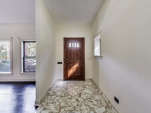 4th image of 6110 N Francisco Ave