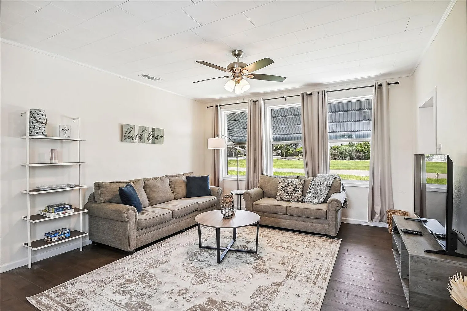 3 bed, 2.0 bath, 1194 sqft, $3,210 — Photo 1