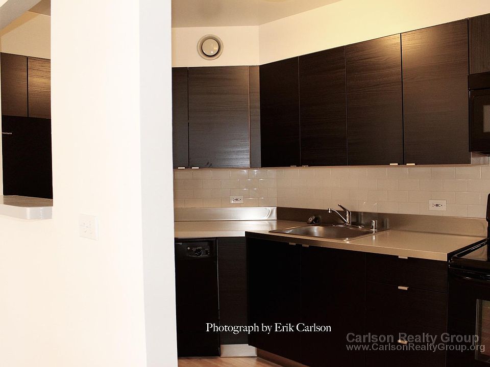 2nd image of 1110 N Dearborn St
