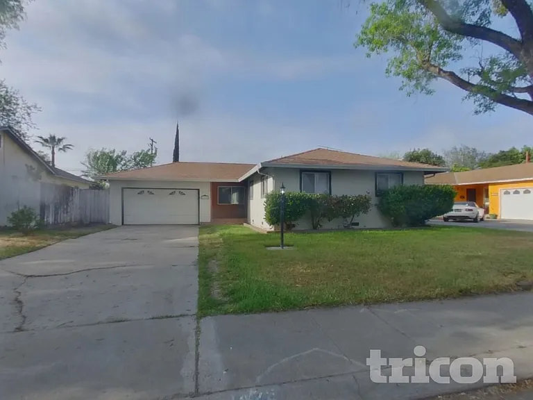 1426 Pearl St — Photo 2