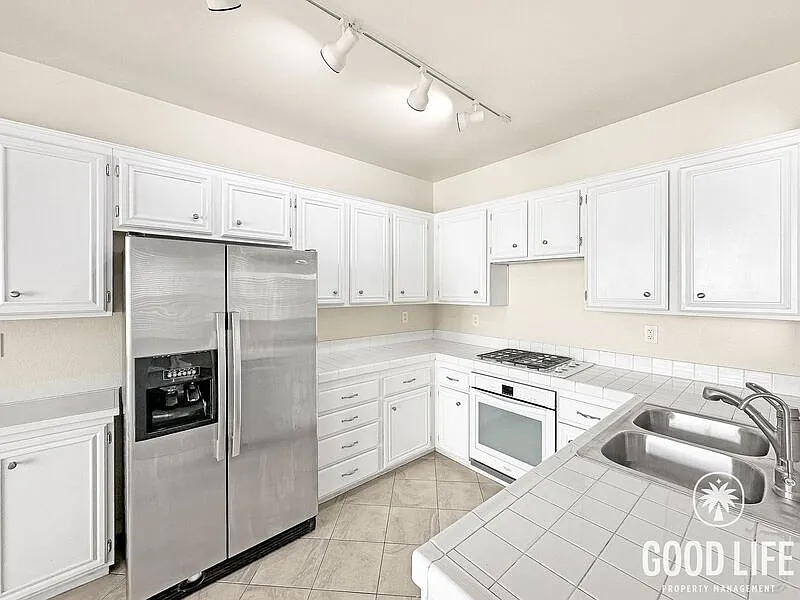 3 bed, 3.0 bath, 1570 sqft, $3,500 — Photo 4