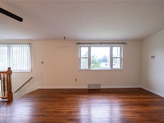 4th image of 414 Alpine Village Dr