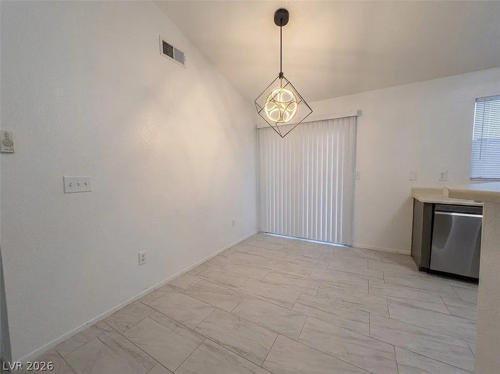 3 bed, 2.0 bath, 1005 sqft, $1,999 — Photo 4