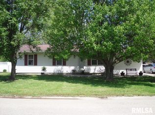 138 Fielder Dr, Salem, IL 62881