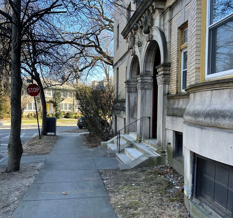 1st image of 10 Browne St APT 1