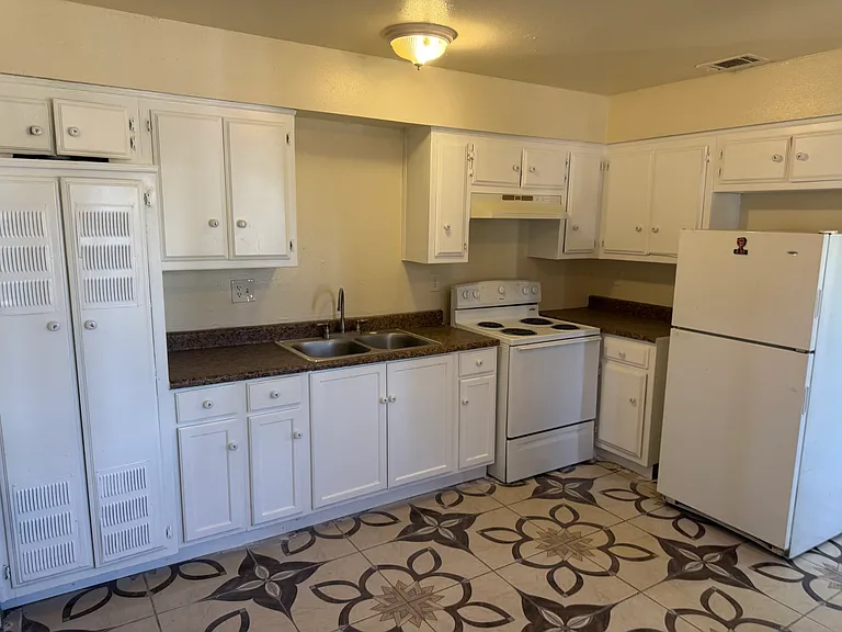 312 Knotts St #A — Photo 4