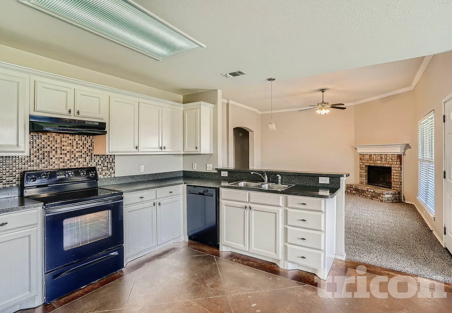 934 Benjamin Dr Burleson TX — Photo 4