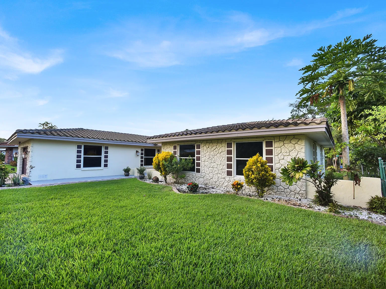 4 bed, 2.0 bath, 2049 sqft, $4,500 — Photo 4