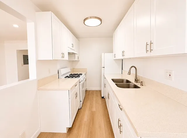 1841 Winona Blvd #1 — Photo 8