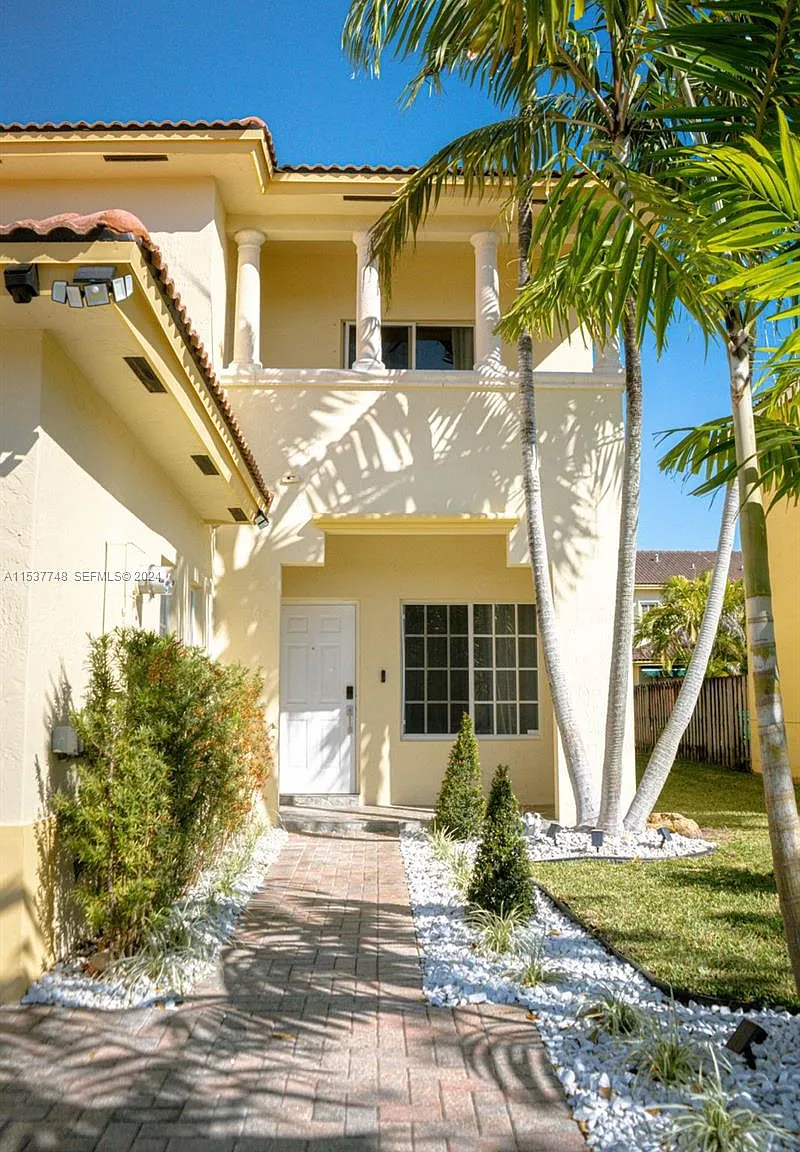 3 bed, 2.5 bath, 1726 sqft, $3,500 — Photo 1
