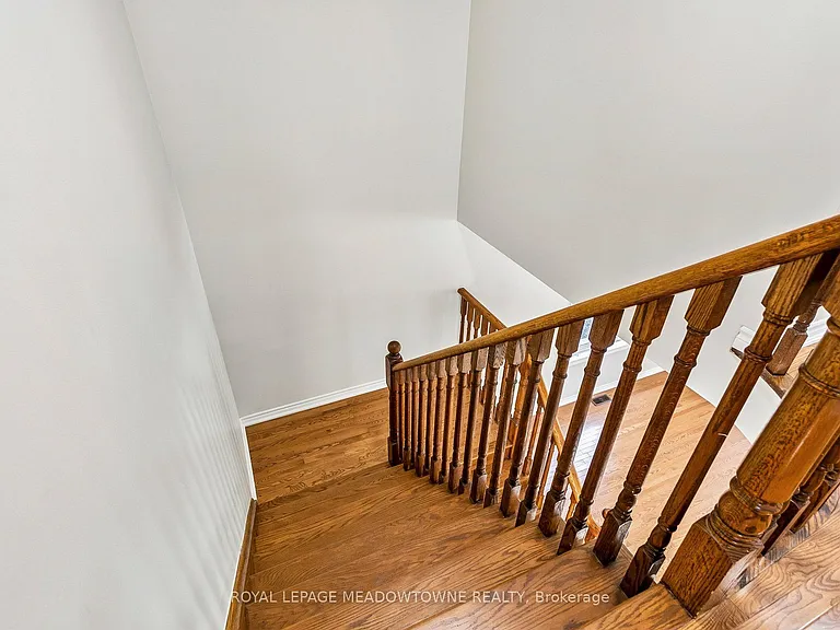 15 Learmont Ave #UPPER — Photo 23