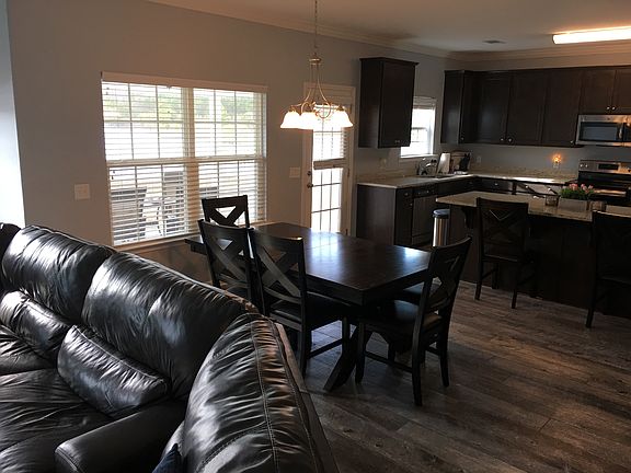 Breakfast nook and island