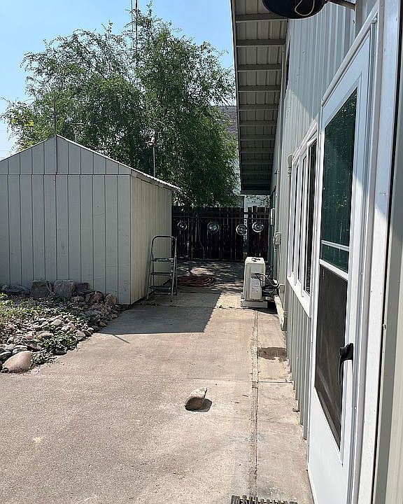1st image of 729 Holmes St