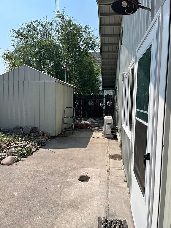 729 Holmes St - Property Image