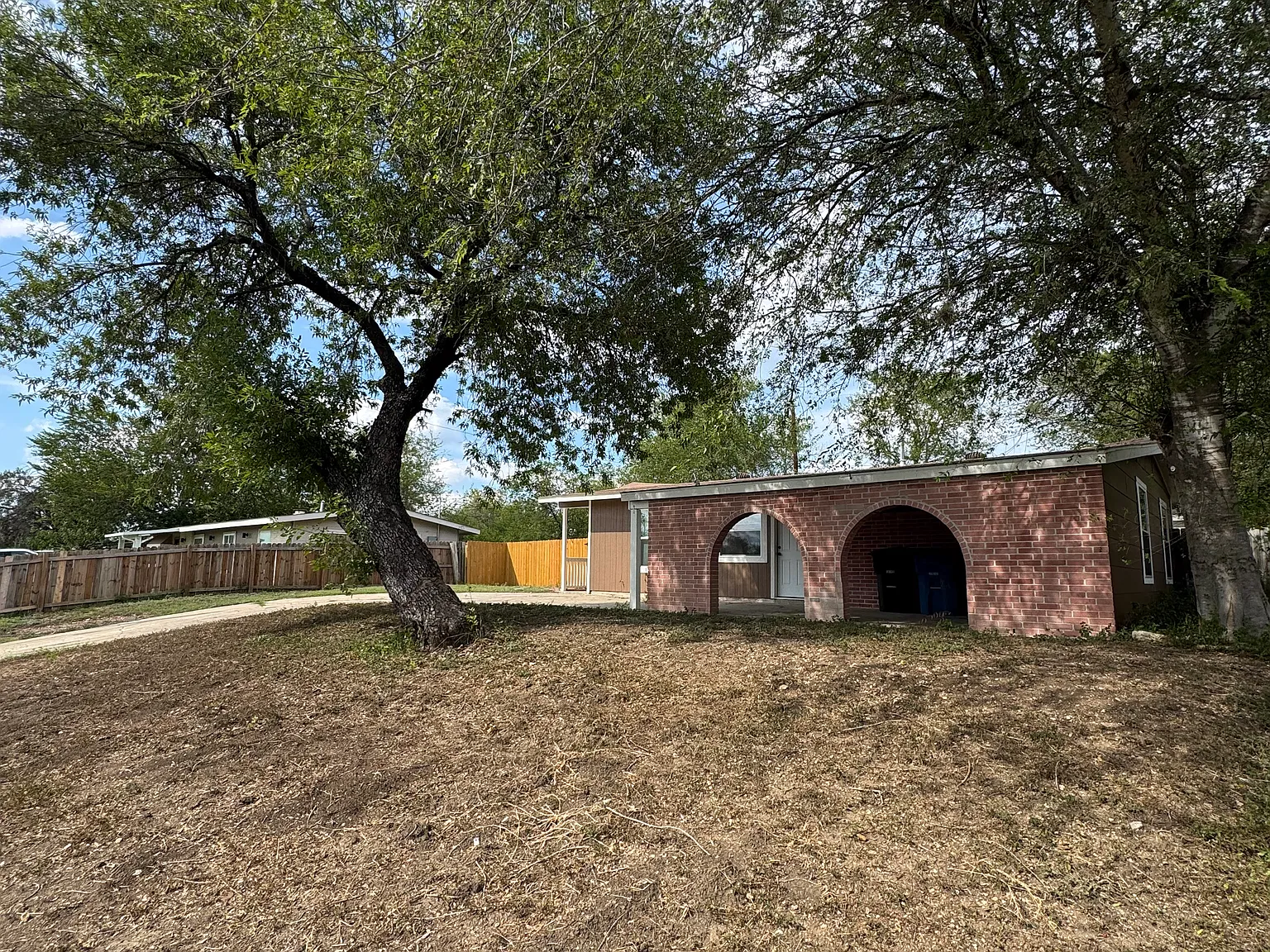 3 bed, 906 sqft, $1,350 — Photo 3