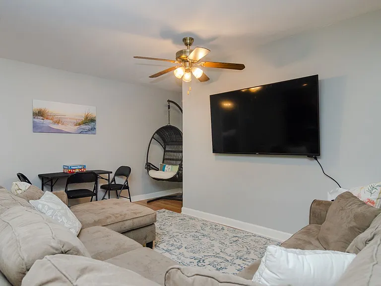 102 Moorefield Dr — Photo 6